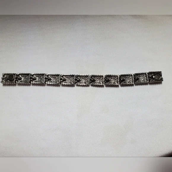 Vintage Silver Bracelet With Black Triangular Accents - Picture 4 of 4